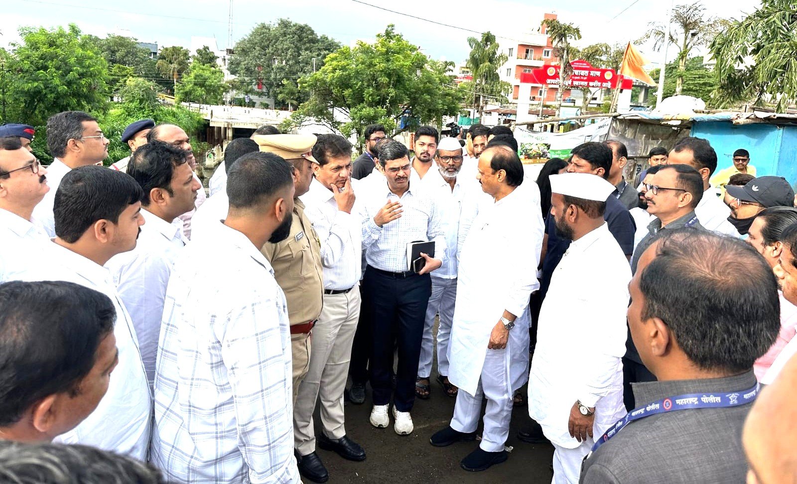 सरकारी रस्ता अडवणाऱ्या व्यक्तींवर सरकारी कामात अडथळा आणल्या प्रकरणी गुन्हे दाखल करा!