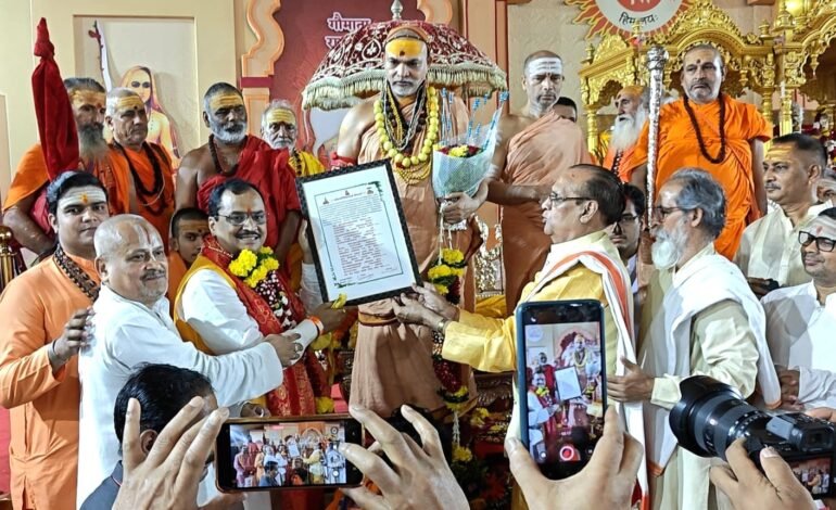 राम कथाकार रवींद्र पाठक गुरुजींचा काशी विद्वत परिषदेच्या ‘मानसकिंकर’ उपाधीने गौरव!