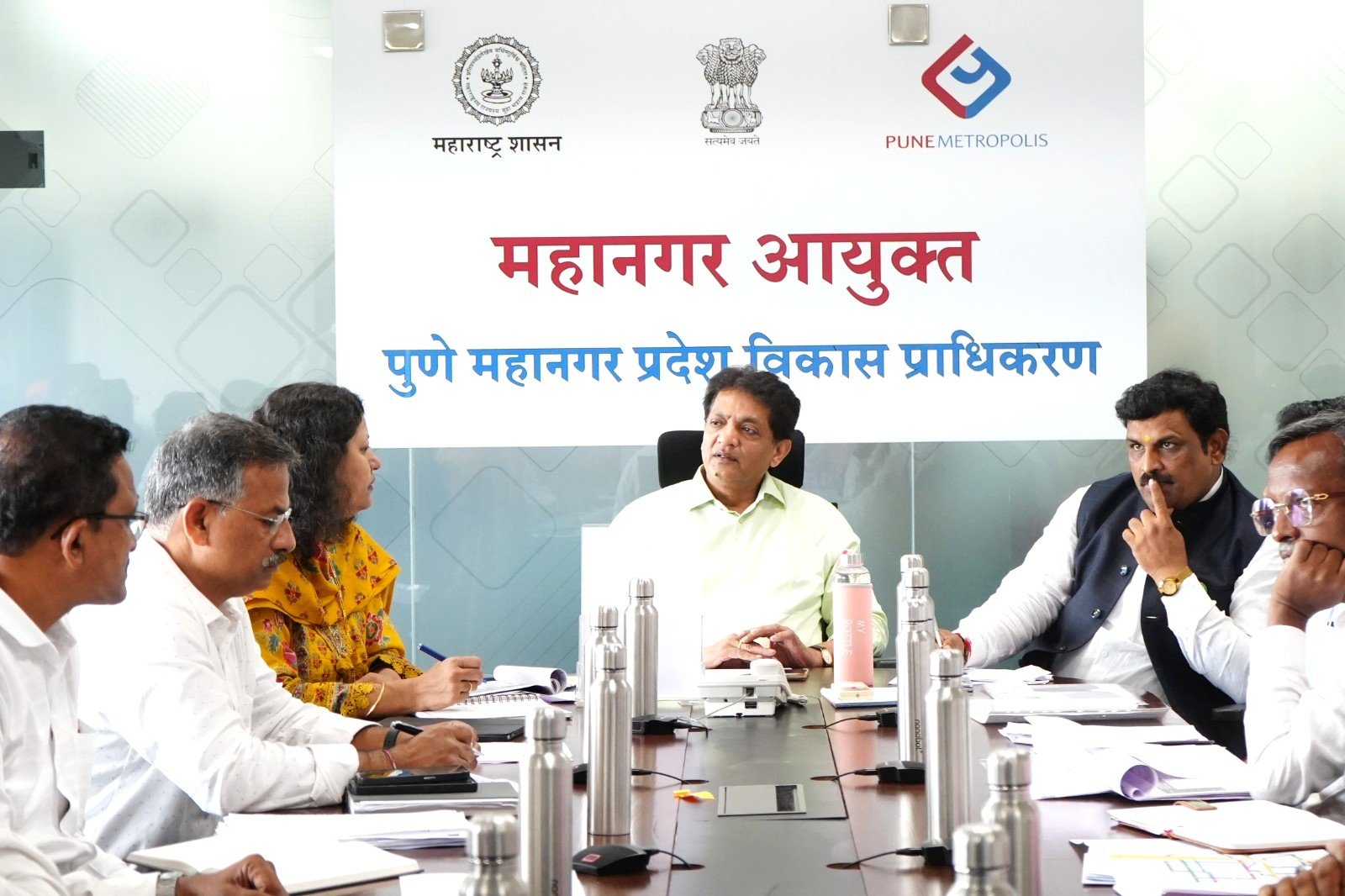 चाकण औद्योगिक क्षेत्रातील रस्ते दुरुस्तीसाठी पाठपुरावा करा!