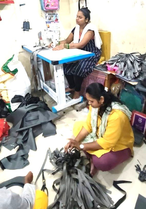 बचतगटाच्या महिलांनी ३ हजार १४५ स्कूल बॅग शिवून मिळवले लाखो रुपयांचे उत्पन्न!