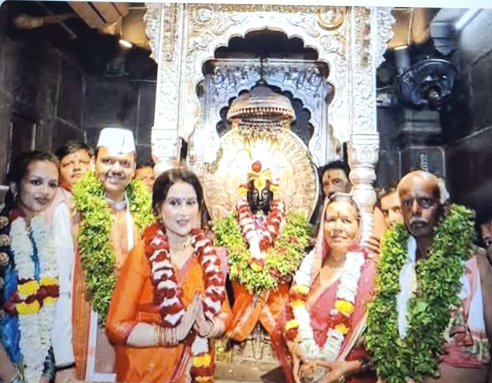 मुख्यमंत्र्यांच्या हस्ते सपत्नीक विठुरायाची महापूजा !