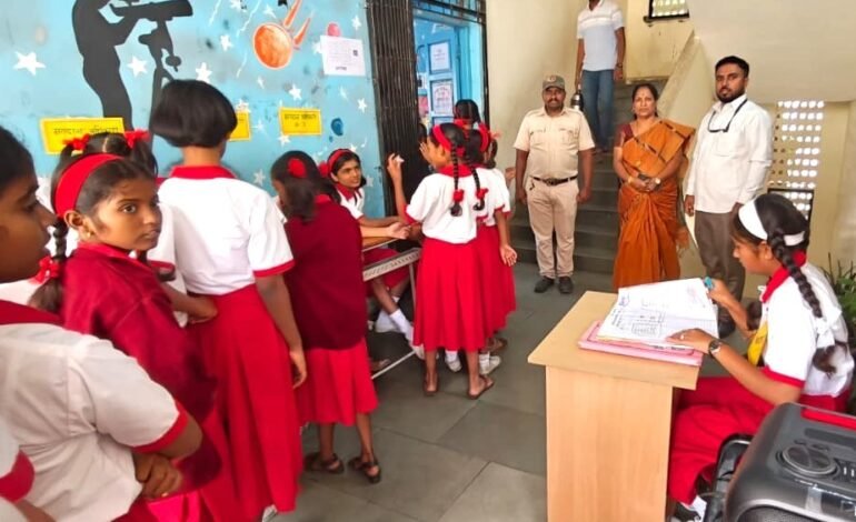 मोशी कन्या शाळेत विद्यार्थ्यांच्या नेतृत्वाखाली डिजिटल मतदान प्रक्रिया संपन्न!