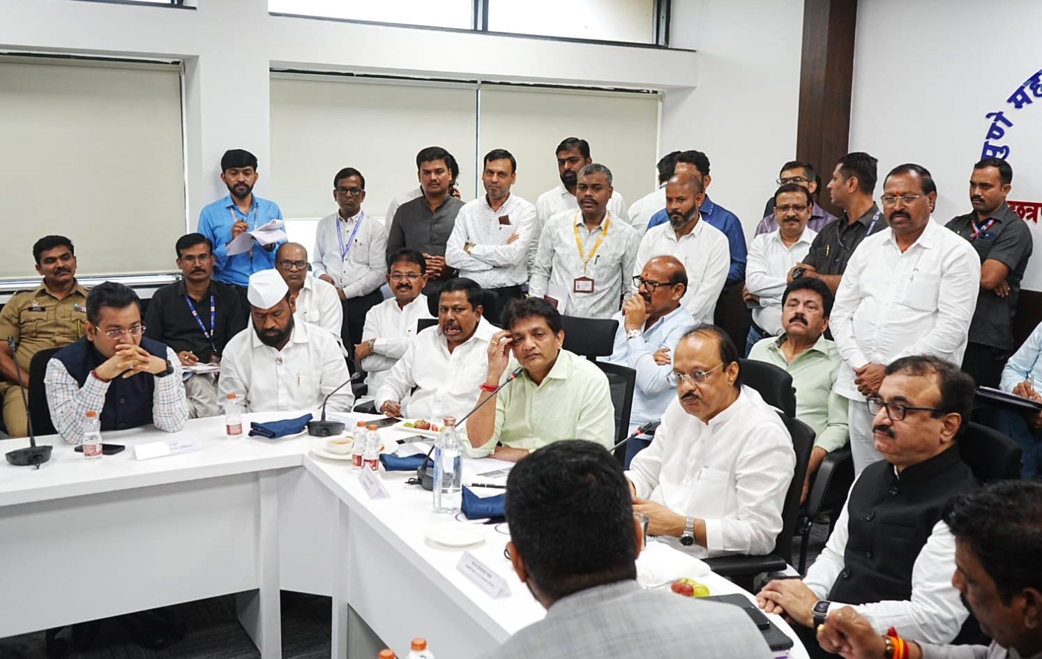 चाकण ;अतिक्रमणे काढल्यानंतर त्या भागात तातडीने रस्ते करा : अजित पवार