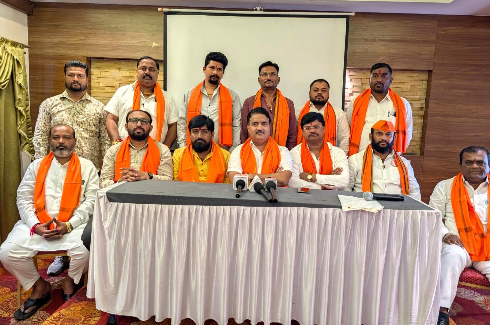 शेतकऱ्यांच्या जीवावर उठलेल्या, पोलीस अधिकारी  पांढरे यांच्यावर कारवाई करावी!