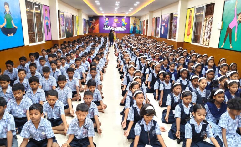 विश्वबंधुत्व, एकात्मता आणि सद्भावनेचा संदेश विद्यार्थ्यांच्या स्वरांतून गुंजला!