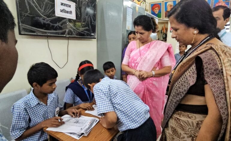 शाळेतील निवडणूक ठरली लोकशाही शिक्षणाची प्रयोगशाळा!