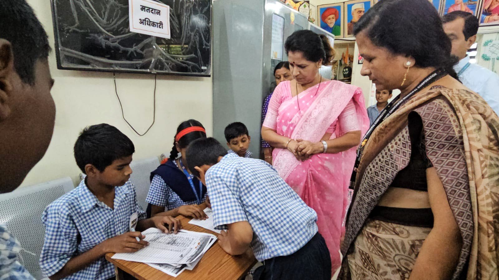 शाळेतील निवडणूक ठरली लोकशाही शिक्षणाची प्रयोगशाळा!