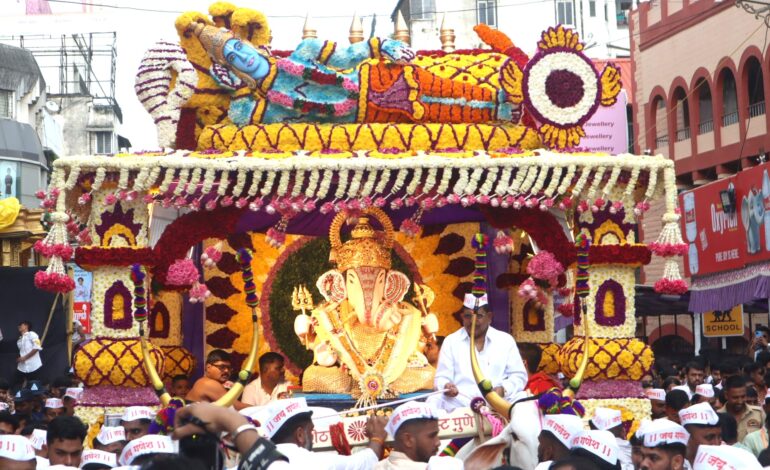 ‘श्रीमंत दगडूशेठ गणपती’ची आकर्षक फुलांनी सजवलेल्या रथातून भव्य मिरवणुक!