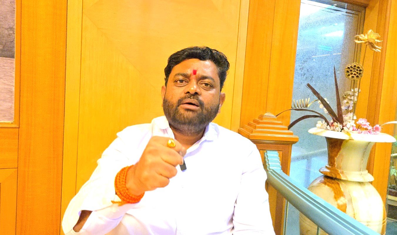 डॉ. बाबा कांबळे यांच्या भूमिकेमुळे संपाची ‘हवा’ निघाली;रिक्षा-टॅक्सी सेवा सुरळीत!