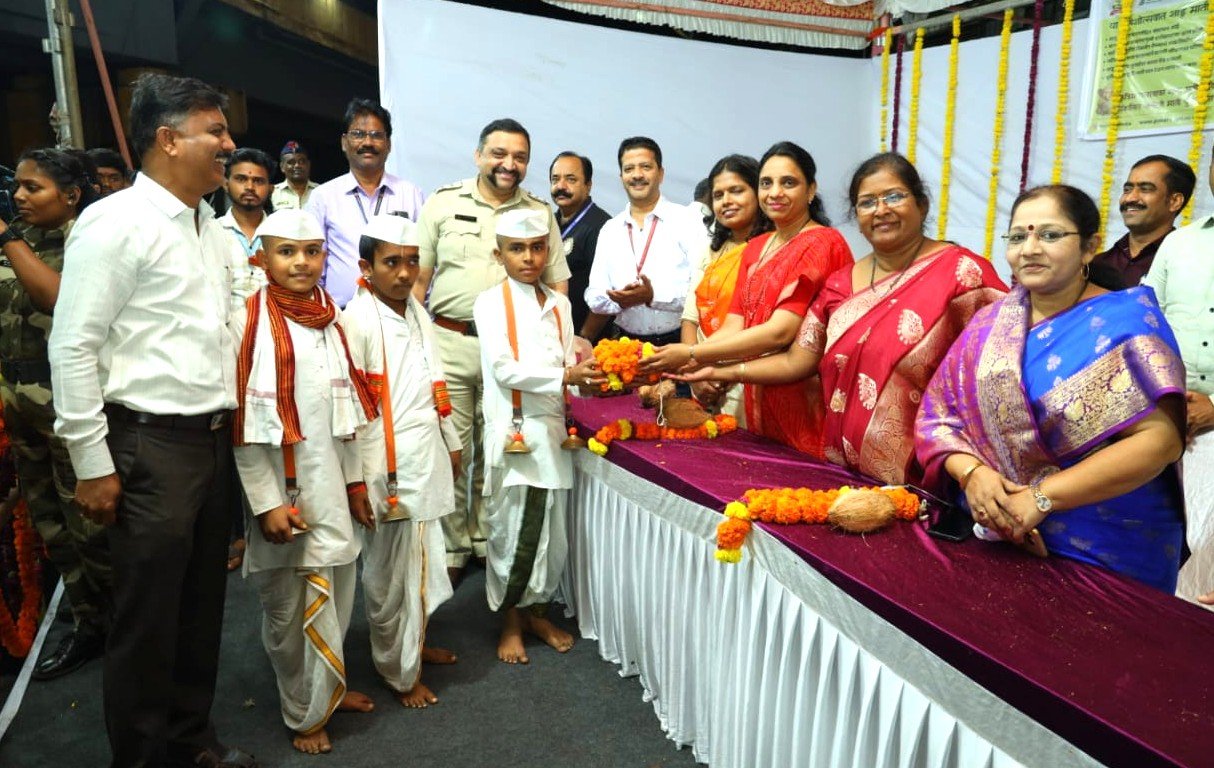 ढोल-ताशांचा गजर, रांगोळीच्या पायघड्या,आणि फुलांची उधळण ; उत्साहपूर्ण वातावरणात बाप्पााला निरोप!