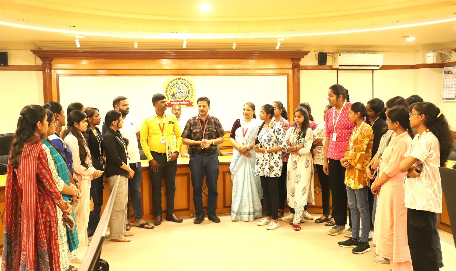 डॉ. डी. वाय. पाटील महाविद्यालयातील विद्यार्थिंनींनी घेतली महापालिकेच्या कमकाजाविषयी माहिती!