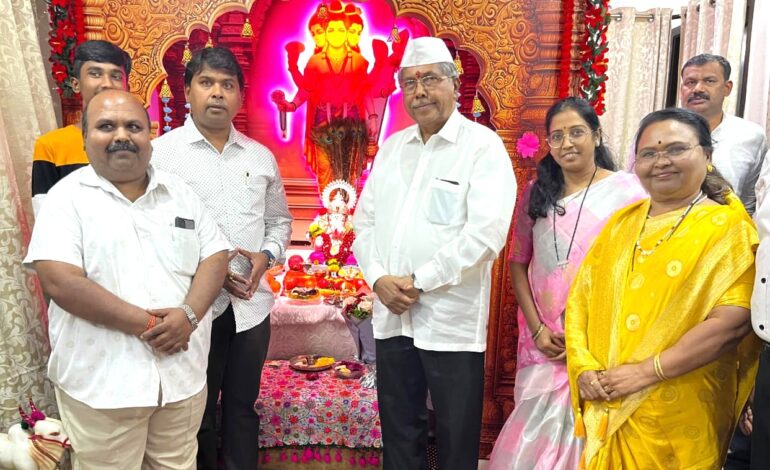 मंत्री चंद्रकांत पाटील यांनी आमदार गोरखे यांच्या गणरायाचे घेतले दर्शन!