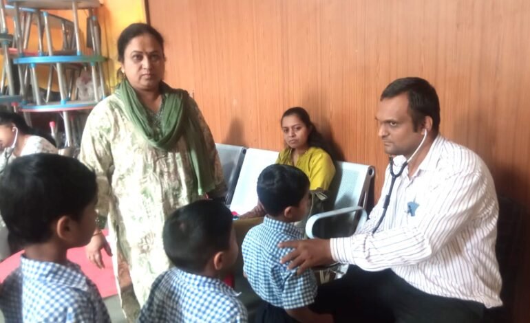 ५५८ विद्यार्थ्यांची आरोग्य तपासणी शिबीर; सर्व मुलांचे अहवाल निरोगी!