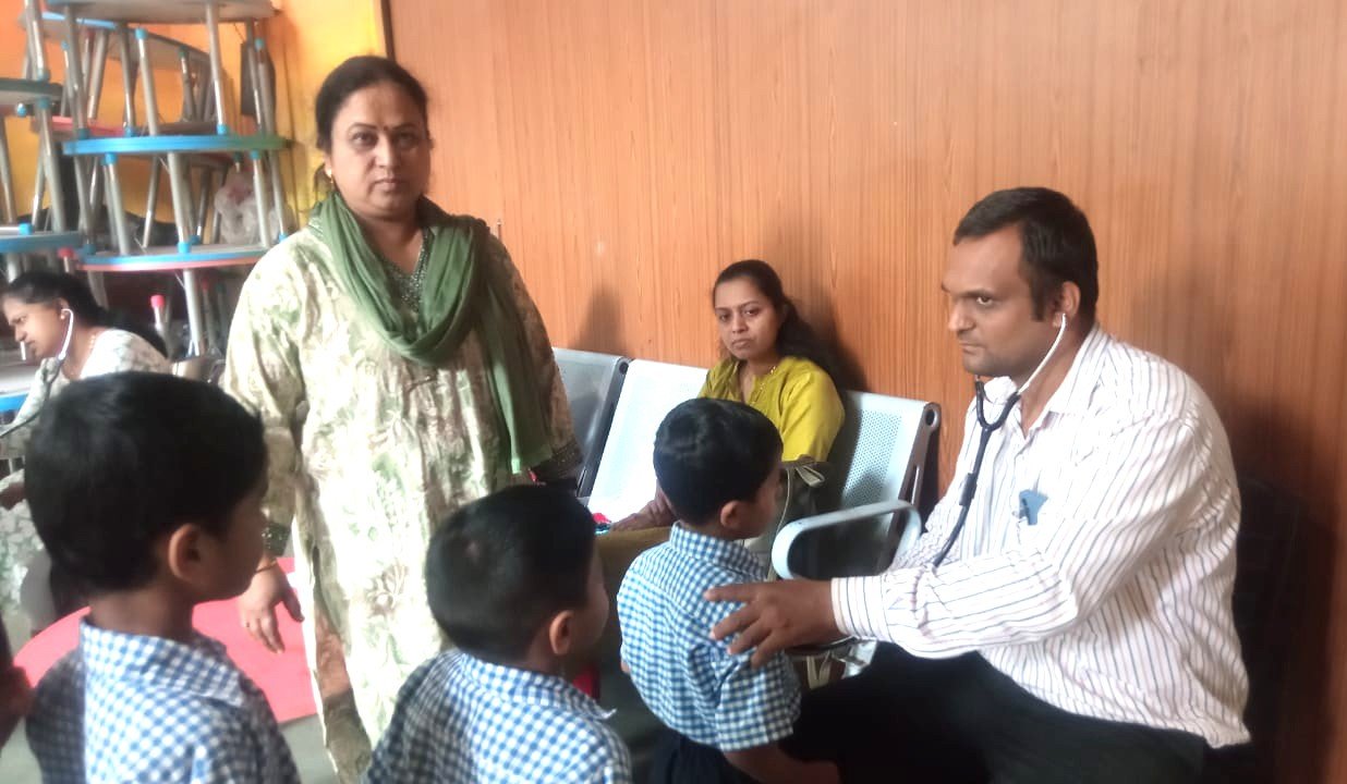५५८ विद्यार्थ्यांची आरोग्य तपासणी शिबीर; सर्व मुलांचे अहवाल निरोगी!