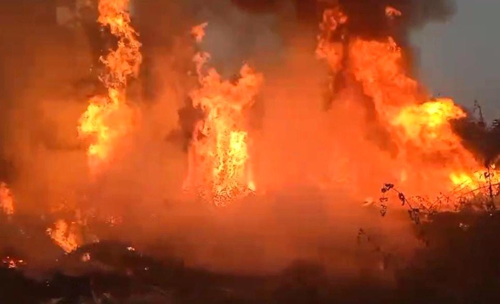 अग्निशमन दलाच्या प्रतिसादामुळे भंगार साहित्याच्या गोदामातील आग नियंत्रणात!