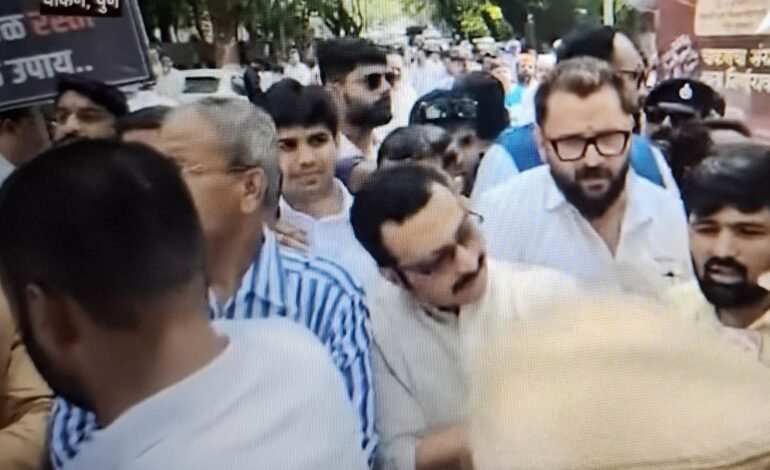 चाकण एमआयडीसी कर्मचारी आणि नागरिकांचा पीएमआरडी कार्यालयावर धडक मोर्चा!