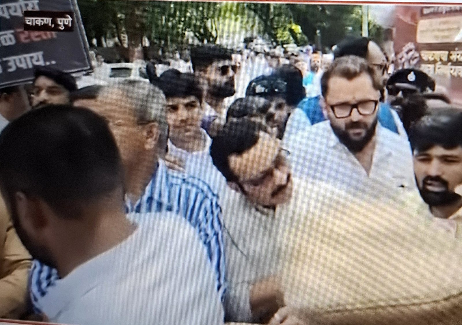 चाकण एमआयडीसी कर्मचारी आणि नागरिकांचा पीएमआरडी कार्यालयावर धडक मोर्चा!