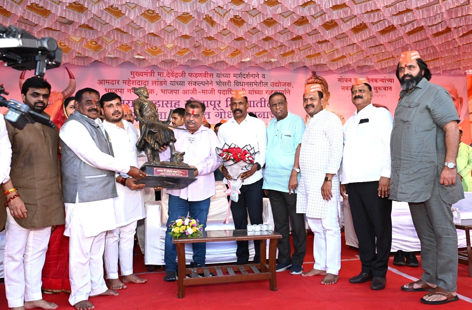 मराठवड्यातील गरजवंत शेतकऱ्यांना १०६ गोधन मोफत वितरण!