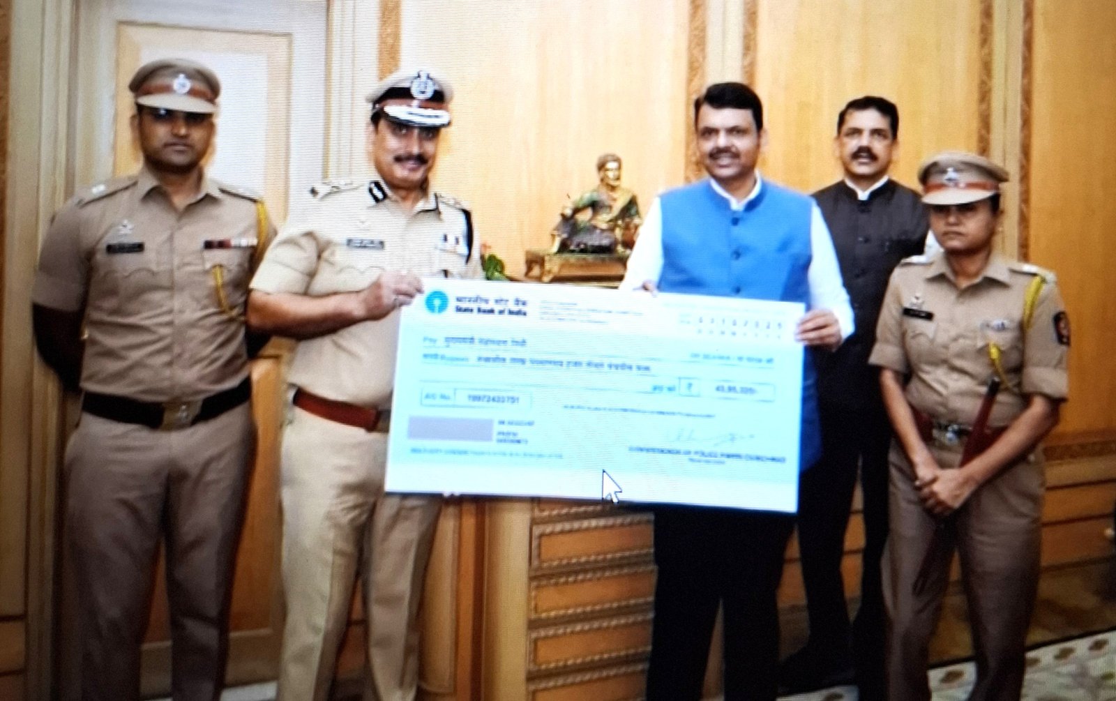 पिंपरी चिंचवड पोलिसांकडून पूरग्रस्तांसाठी 43 लाख 95 हजाराचा निधी!