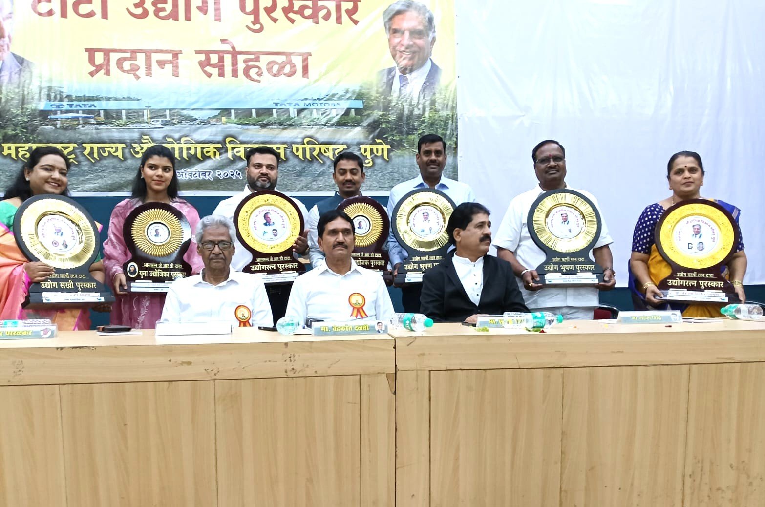 टाटा आधुनिक काळातील संत : चंद्रकांत दळवी