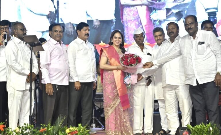 वाकडमध्ये दिवाळीची सुरेल रात्र : गायिका बेला शेंडे यांच्या सुरेल आवाजात रंगला ‘लाईव्ह इन कॉन्सर्ट’!