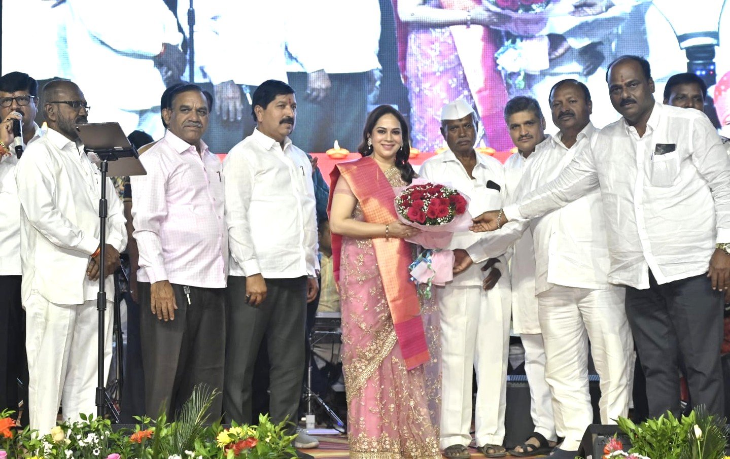 वाकडमध्ये दिवाळीची सुरेल रात्र : गायिका बेला शेंडे यांच्या सुरेल आवाजात रंगला ‘लाईव्ह इन कॉन्सर्ट’!