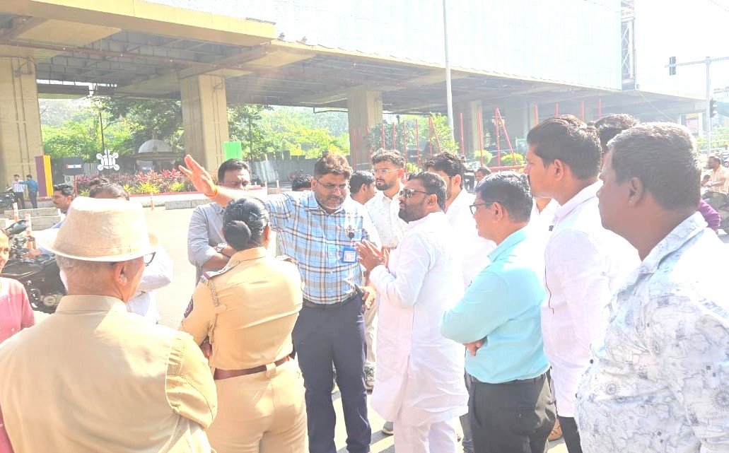 मोरवाडी येथील चुकीचे डिव्हायडर व फूटपाथ हटवले!