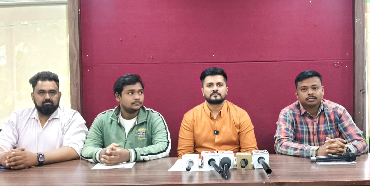 पुणे रिअल इस्टेट कंपनीने १७ कर्मचाऱ्यांना बसवले घरी!