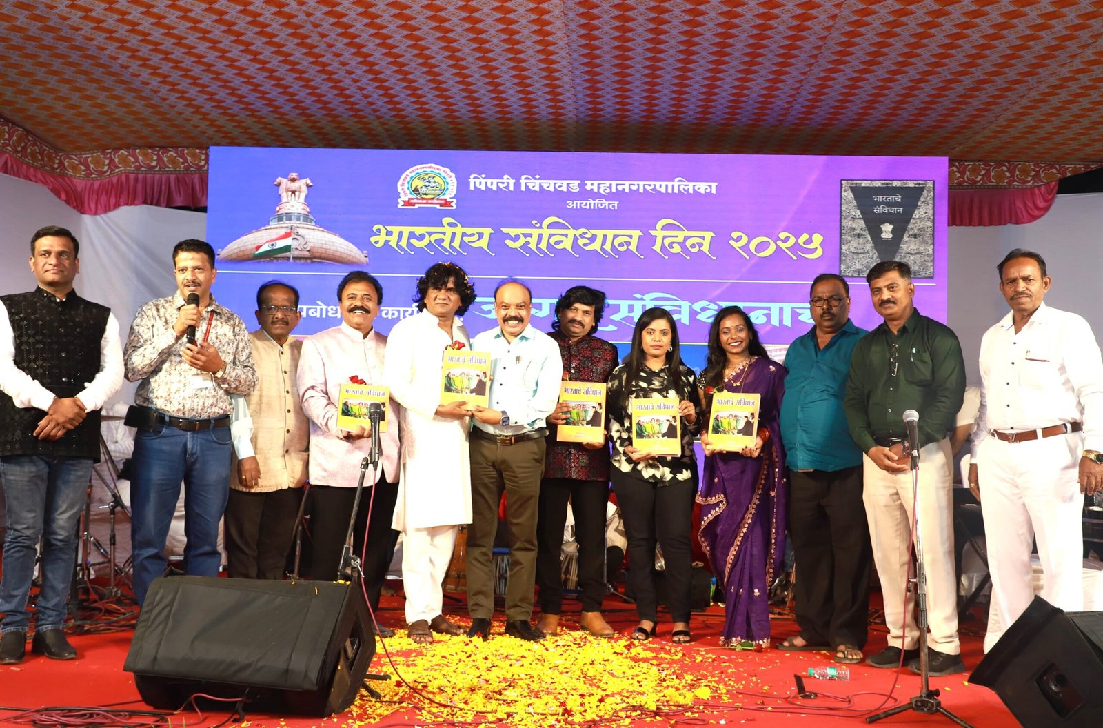 सुप्रसिद्ध गायक चंद्रकांत शिंदेंसह दिग्गज गायकांच्या स्वरांतून उमटला लोकशाहीचा गौरव!