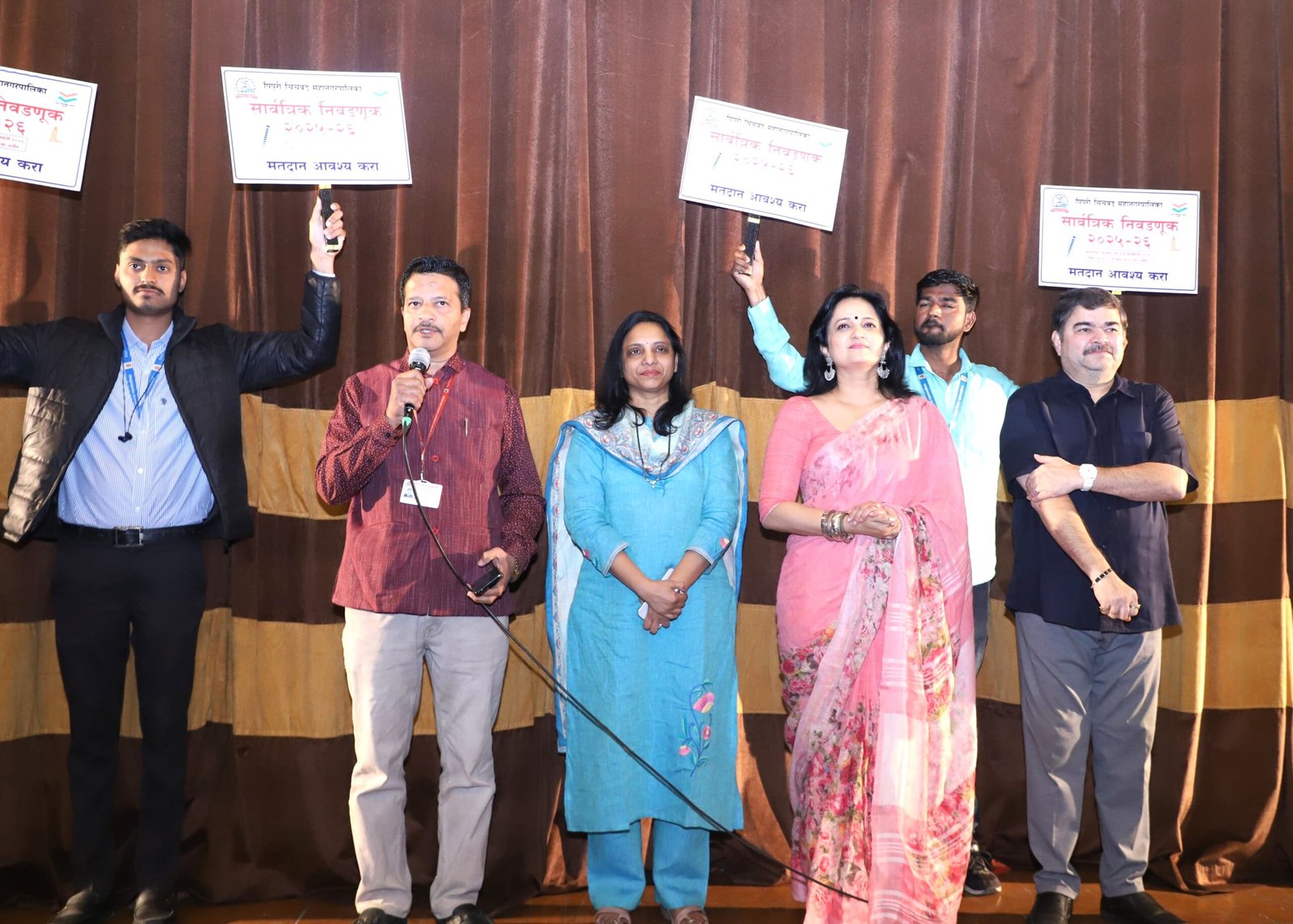 प्रशांत दामले, कविता लाड यांच्यासह नाट्यरसिकांनी घेतली मतदानाची शपथ!