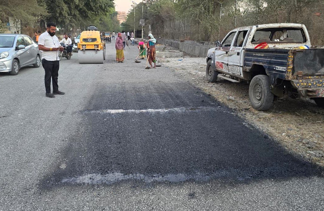 मिलिटरी हद्दीतील १८ मीटर रस्त्याचे डांबरीकरणाचे काम सुरु!