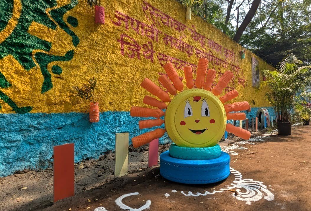 टाकाऊ वस्तूंचा सुयोग्य वापर करत बदलला परिसराचा चेहरा मोहरा!