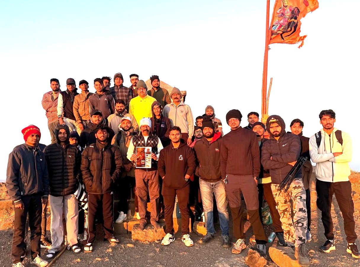 ‘युनेस्कोच्या वारसा यादीतील बारा किल्ले’ पुस्तकाच्या मुखपृष्ठाचे अनावरण