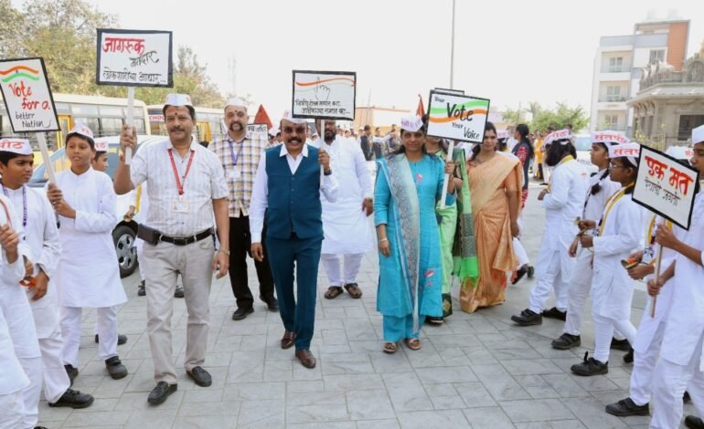 वारकरी परंपरेच्या साजात, विद्यार्थ्यांच्या सहभागातून मतदान जनजागृतीचा अभिनव उपक्रम!