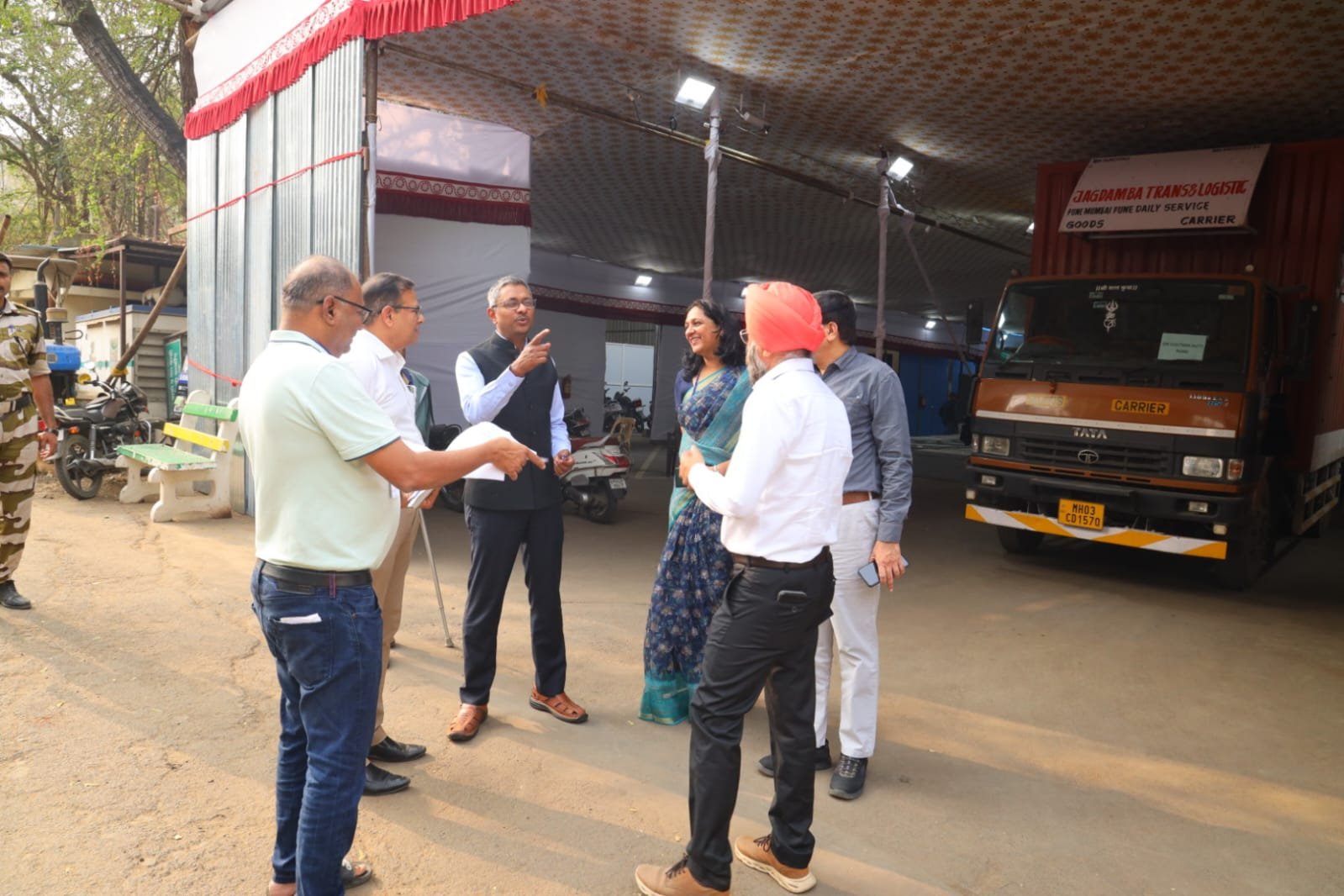 मुख्य निवडणूक निरीक्षक व निवडणूक निरीक्षकांची ड क्षेत्रीय कार्यालयास भेट!