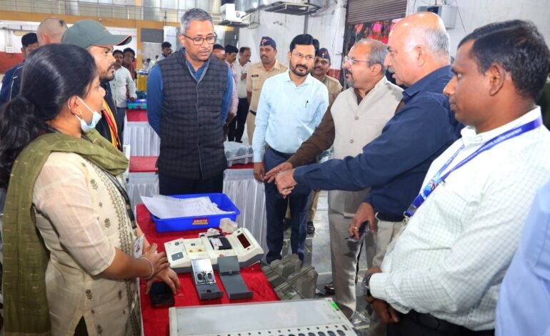 मुख्य निवडणूक निरीक्षक निरंजन सुधांशू यांची निवडणूकीच्या विविध कार्यालयास भेट!