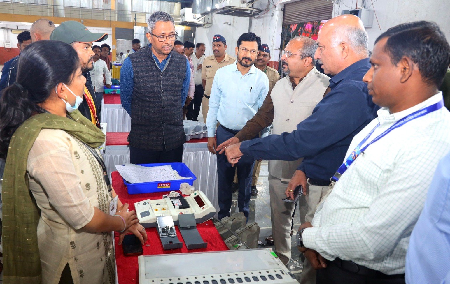 मुख्य निवडणूक निरीक्षक निरंजन सुधांशू यांची निवडणूकीच्या विविध कार्यालयास भेट!