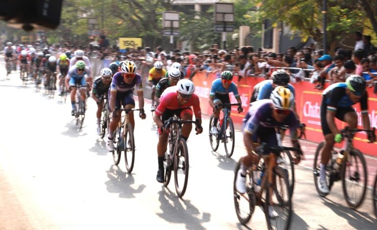 महापालिका हद्दीतील लक्ष्मी चौक ते आकुर्डी, रावेत रस्त्यावर नागरिकांची दुतर्फा गर्दी!