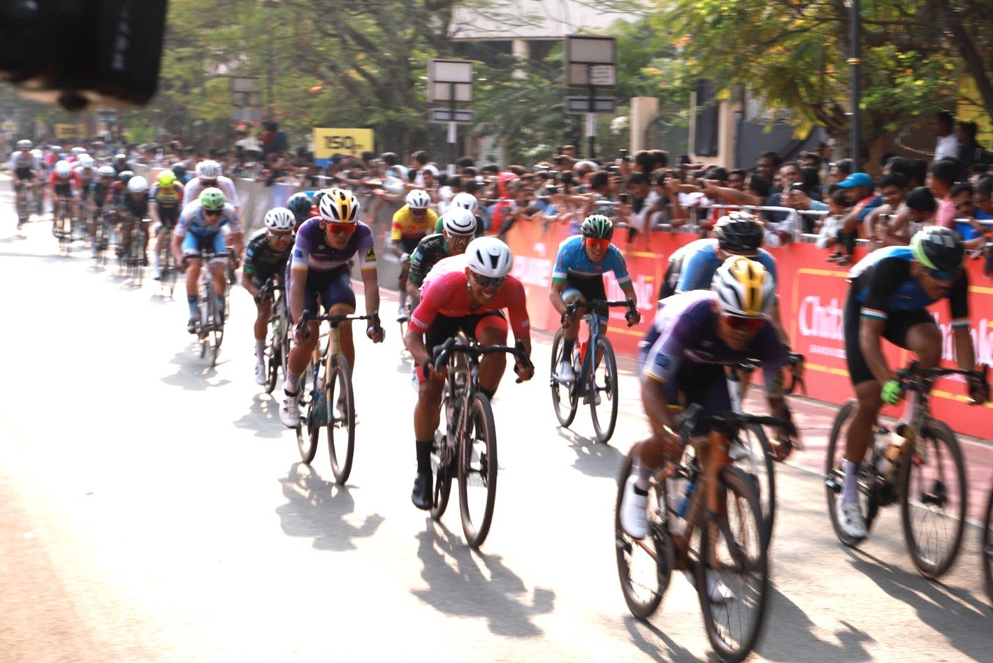 महापालिका हद्दीतील लक्ष्मी चौक ते आकुर्डी, रावेत रस्त्यावर नागरिकांची दुतर्फा गर्दी!