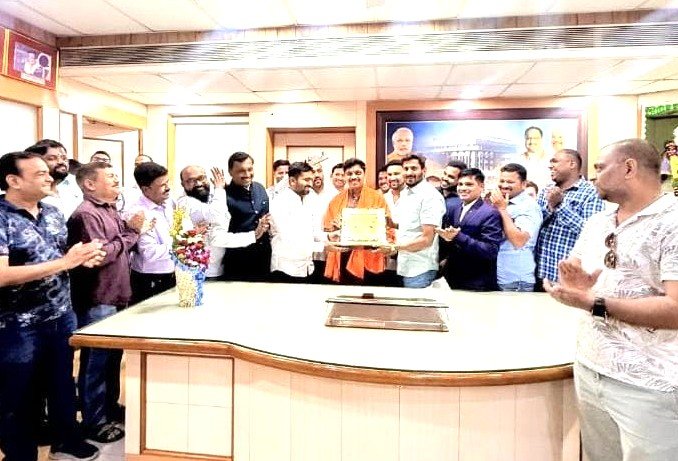 महापौर रवी लांडगे यांचा “माझा फार्मासिस्ट, माझा अभिमान” या गौरवचिन्हाने सन्मान