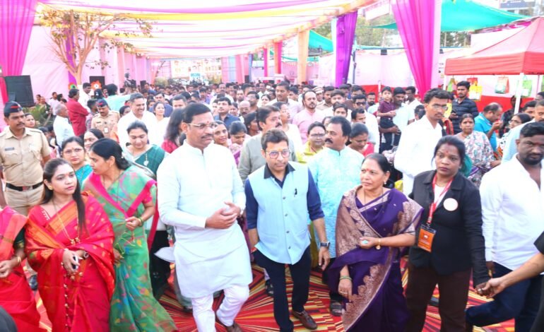 पवनाथडी जत्रेच्या पहिल्याच दिवशी खरेदीसाठी नागरिकांची मोठी गर्दी!