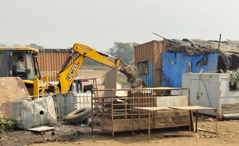 पीएमआरडीएचा अनधिकृत बांधकामांना दणका; सेक्टर ९, ११ सह भोरमधील होर्डिंग्जवर फिरवला बुलडोझर!