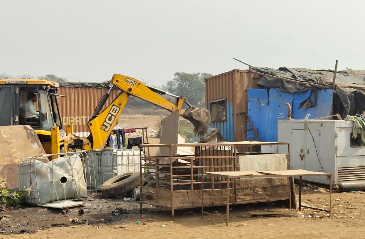 पीएमआरडीएचा अनधिकृत बांधकामांना दणका; सेक्टर ९, ११ सह भोरमधील होर्डिंग्जवर फिरवला बुलडोझर!