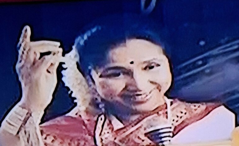 ज्येष्ठ गायिका आशा भोसले यांनी 93 व्या वर्षी घेतला अखेरचा श्वास!