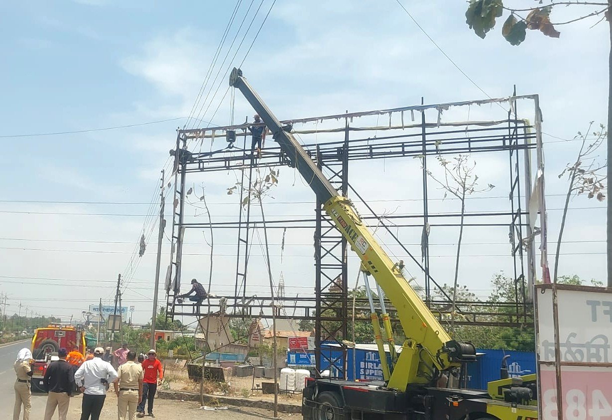 लोणीकंदमध्ये अनधिकृत होर्डिंगवर ‘पीएमआरडीए’चा हातोडा!