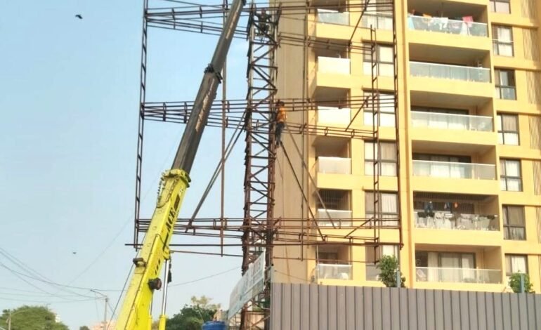 विनापरवाना जाहिरात फलकांविरोधात पिंपरी चिंचवड महापालिकेची कारवाई!