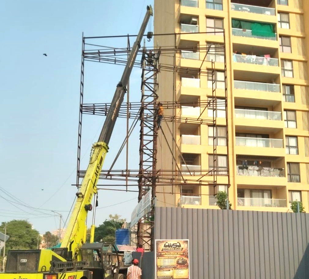 विनापरवाना जाहिरात फलकांविरोधात पिंपरी चिंचवड महापालिकेची कारवाई!