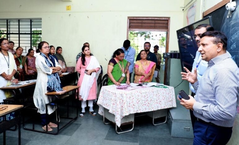 आयुक्त डॉ. विजय सूर्यवंशी यांची जनगणना प्रशिक्षण केंद्रास भेट!