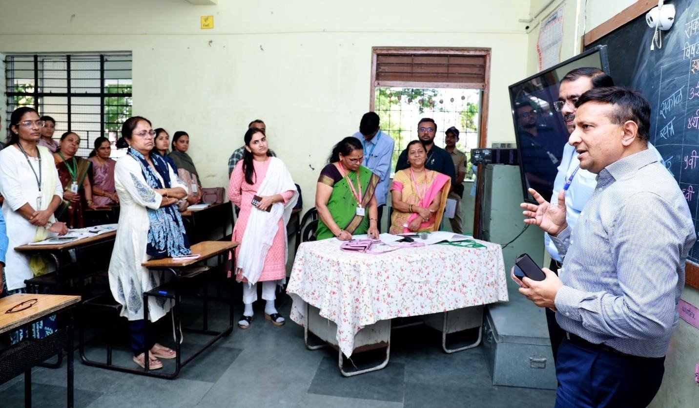 आयुक्त डॉ. विजय सूर्यवंशी यांची जनगणना प्रशिक्षण केंद्रास भेट!