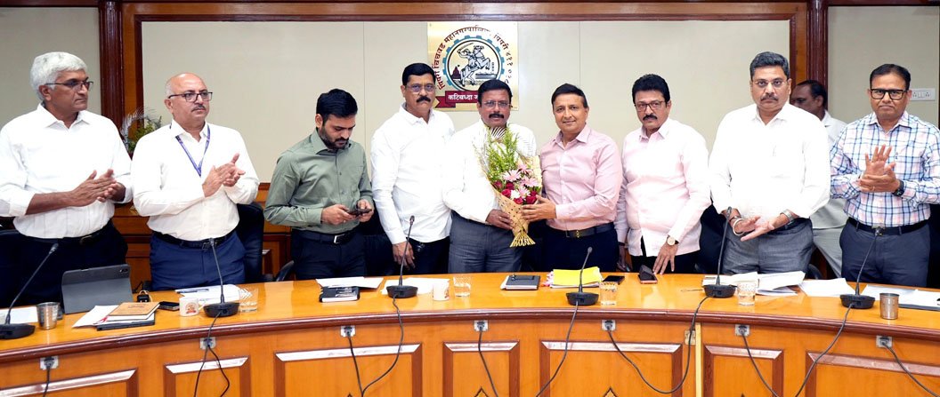 एमआयडीसीतील पाणी,स्वच्छता व रस्ते प्रश्न तातडीने सोडवणार : आयुक्त डॉ.सूर्यवंशी